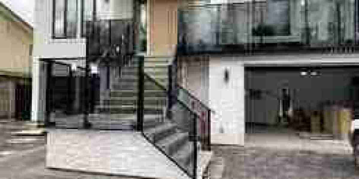 Modern Glass Railing Contractor Solutions in West Vancouver for Luxury, Safety and Contemporary Design